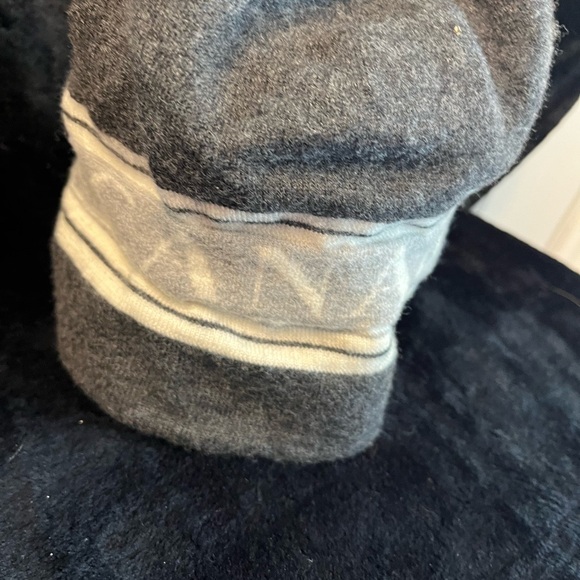 Canada Goose tuque - Picture 3 of 3